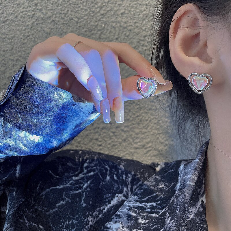 New White Moonlight Love Heart Metal Earrings Women Design Sense Senior Aloof Wind Simple Versatile Earring Party Jewelry Gift
